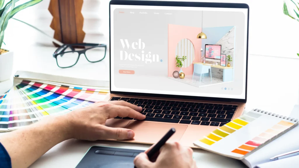 Agence web à Poitiers — bureau avec écran affichant un site internet professionnel pour TPE locale
