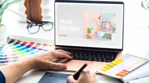 Agence web à Poitiers — bureau avec écran affichant un site internet professionnel pour TPE locale