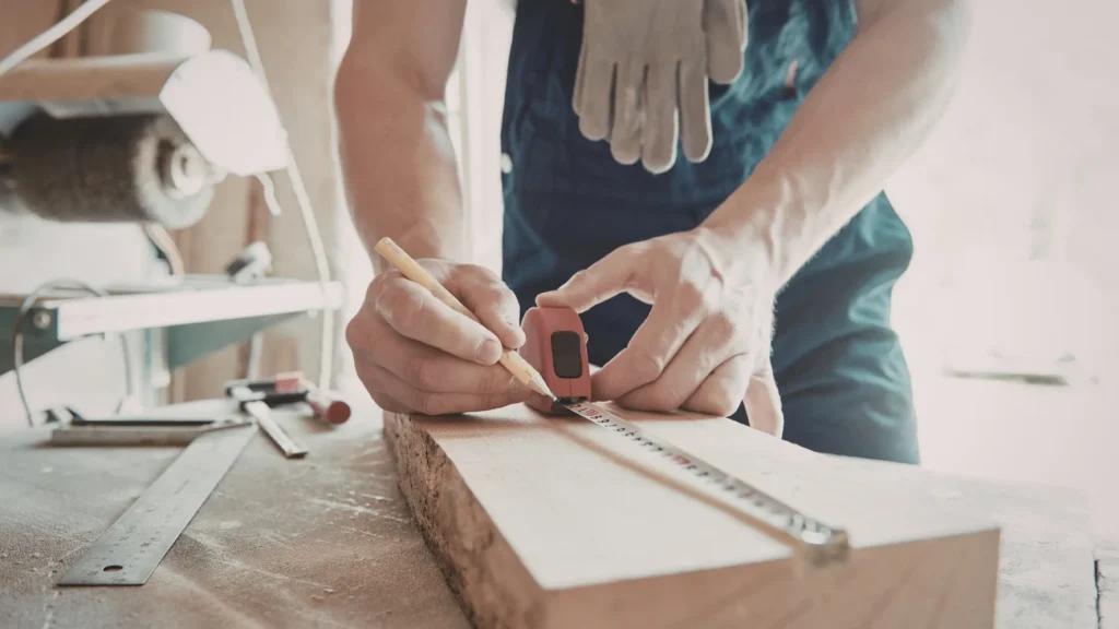 artisan menuisier à Poitiers travaillant sur un chantier